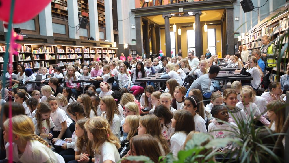 Jenter i fjerde- og femteklasse fra hele Oslo kommer til Deichman for å lære om teknologi. 