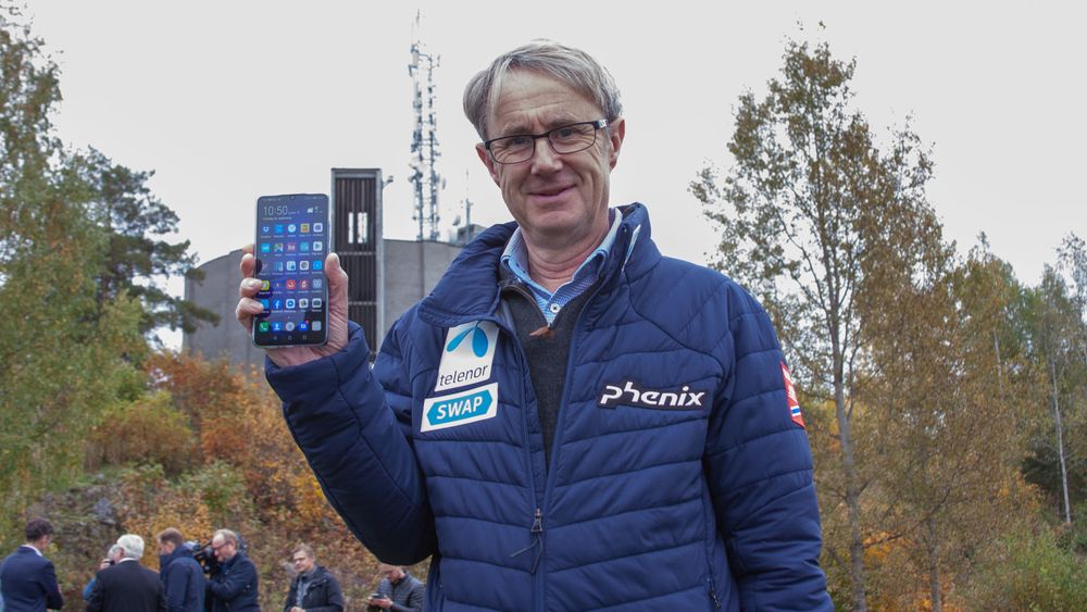 Dekningsdirektør Bjørn Amundsen med sin første 5G-telefon under presentasjon av 5G i Elverum i 2019. Samtidig som 5G innføres i Telenor-nettet, er det over og ut for 3G-teknologien.