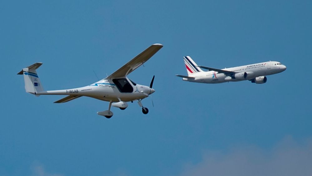Pipistrel fløy noen oppvisningsflygninger på Paris Air Show på Le Bourget i juni. Her er det en A320 fra Air France som passerer under demonstrasjonen.