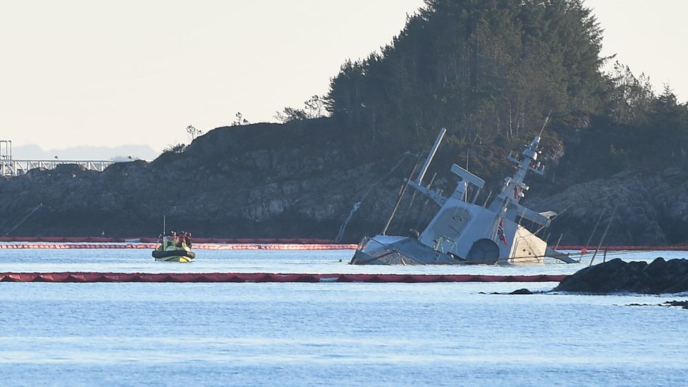 Den havarerte fregatten KNM Helge Ingstad ved Øygarden i Hordaland etter kollisjonen med Sola TS 8. november 2018.