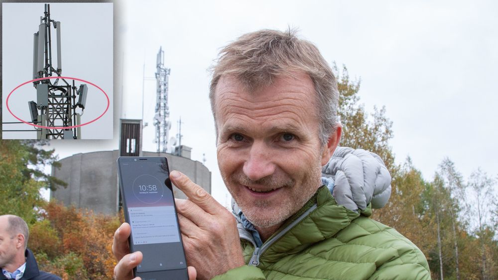 Sjefsarkitekt for mobilnett i Telenor Norge, Petter Aglen, med sin første 5G-mobil med 5G-symbolet på skjermen. Over telefonen ser vi mobilmasta der 5G-utstyret befinner seg. På det lille bildet innfelt øverst til venstre, ser vi at selve 5G-antennene er de nest øverste i masta. Inne i boksen befinner også radioutstyret seg.