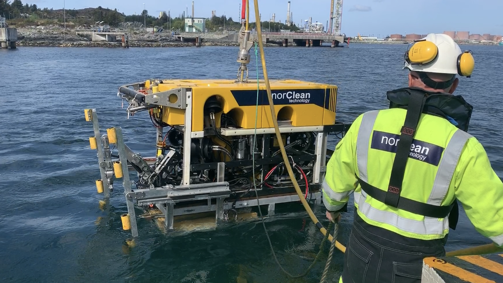 ROVen er modifisert for å kunne bore horisontalt for å kunne feste bolter for å sikre sjøkabler.