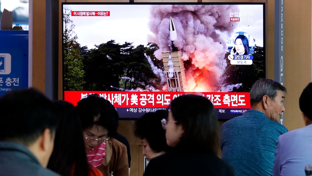 Passasjerer på en togstasjon i Seoul ser på arkivfoto av en rakettoppskyting i Nord-Korea. Onsdag skjøt Nord-Korea opp et missil, trolig fra en ubåt. 