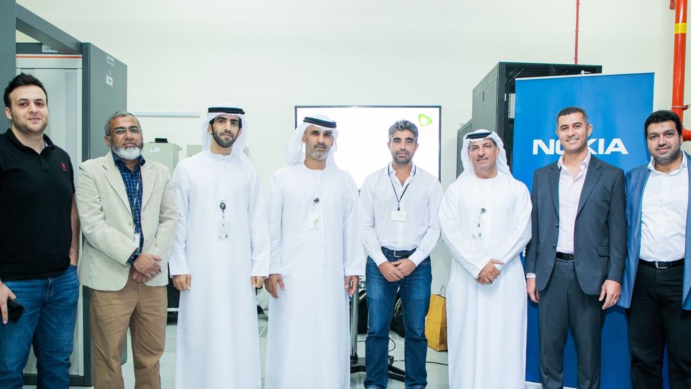 Teamet hos Etisalat i De forente arabiske emirater som nådde rekorden på 50,8 terabit per sekund i en enkelt fiber. Fra venstre: Ali Jamal; Mohammad Abid Farooq; Abdulla Al Khawwar; Adel S. Samhan; Amin Nafa; Esmaeel Alhammadi; Samer Makke; Islam Younis.