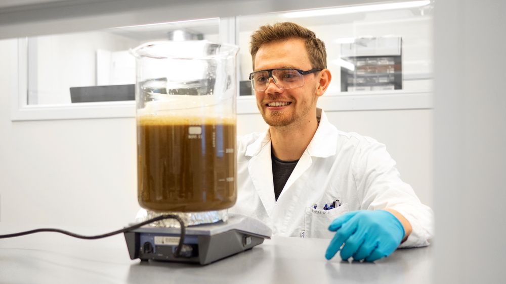 For å utvinne silisiumdioksidet fra algeskallet og fremstille til bruk i batteri må algene først renses, tørkes, brennes, karbondekkes og blandes inn i en slurry. Andreas Nicolai Norberg er forsker på NTNU og har ansvar for teknologiutviklingen i forskningsprosjektet.