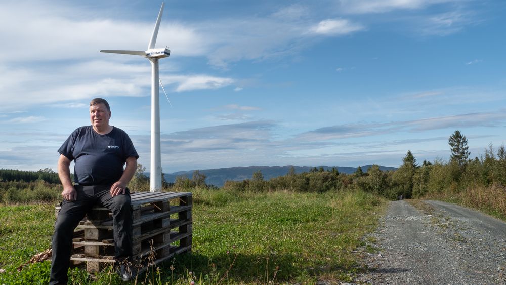 Lars Hoem (57) har alltid vært fascinert av vindmøller og synes de er flotte å se på. Det har kostet han omtrentlig tre millioner kroner å få satt opp den 32 meter høye vindmøllen. Tidvis produserer den det dobbelte av hva Hoem trenger.