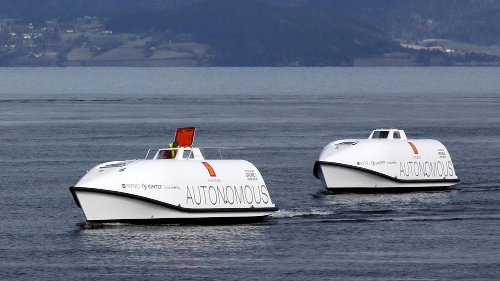 Tronheimsfjorden er testarena for autonome skip. Her er to ombygde livbåter Kongsberg Maritime bruker til å teste teknologien i fullskala.
