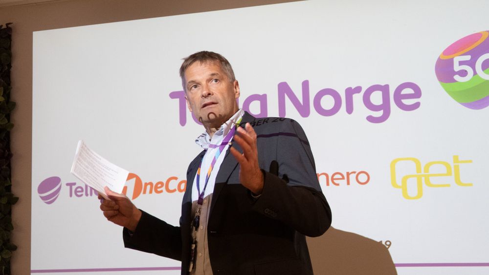 Telia Norge-sjef Abraham Foss vil benytte mobilnettet til å levere fast mobilt bredbånd, blant annet til husstander som mister bredbånd via kobbernettet.