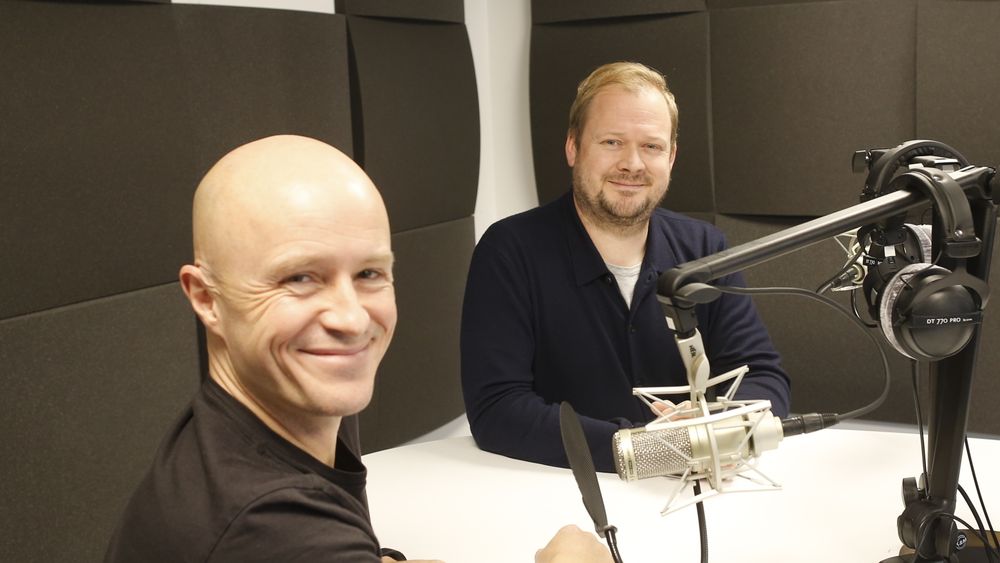 Albert Arli (til høyre), salgs- og markedsdirektør i One Call, har besøkt Telepodden og gir svar på hvorfor selskapet er så godt likt blant kundene. Her sitter han sammen med redaktør Varog Kervarec i Inside Telecom.