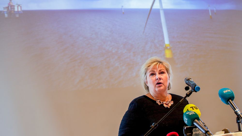 Statsminister Erna Solberg (H) på talerstolen under pressekonferansen i forbindelse med Equinors søknad om støtte til Hywind Tampen.