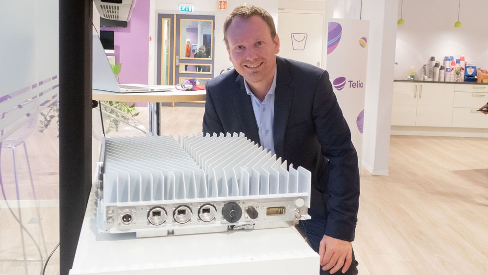 Leder for mobilnett i Telia Norge, Espen Weum, med en radioenhet fra Ericsson som har støtte for 5G i tre frekvensområder.