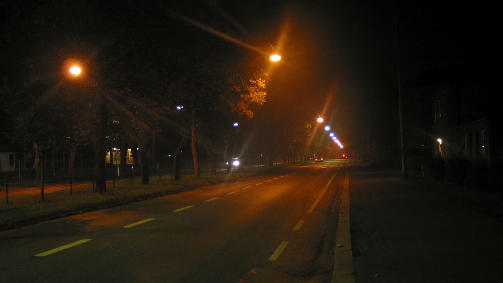 Fungerende gatelys, som dette, blir det stadig færre av i Arendal. Kommunen mangler penger til å reparere lys som slutter å virke.