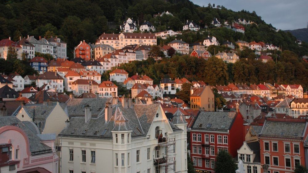 Bergen by. Illustrasjonsfoto.