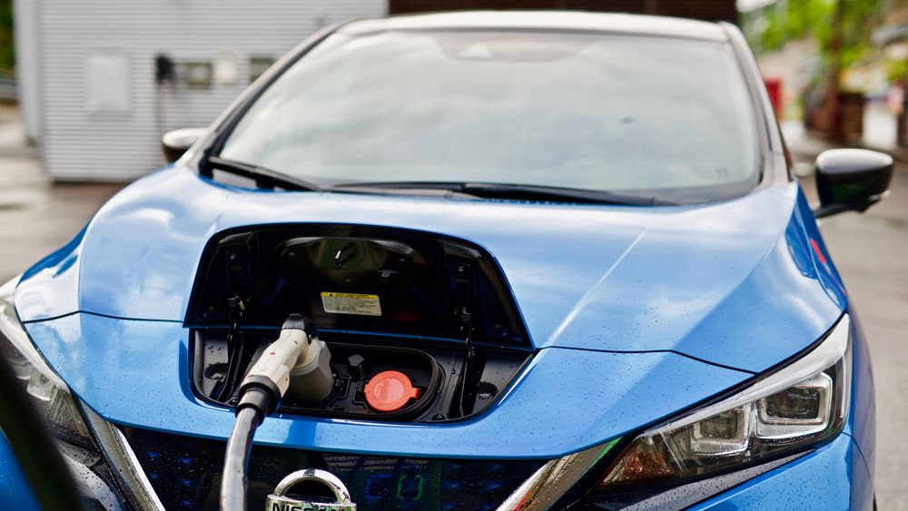 Nissan Leaf er begrenset til oppladning på vekselstrøm med opptil 3,6 kW effekt via type 2 ladekontakt. Full oppladning av et 40 kWh-batteri skjer på 13 timer.