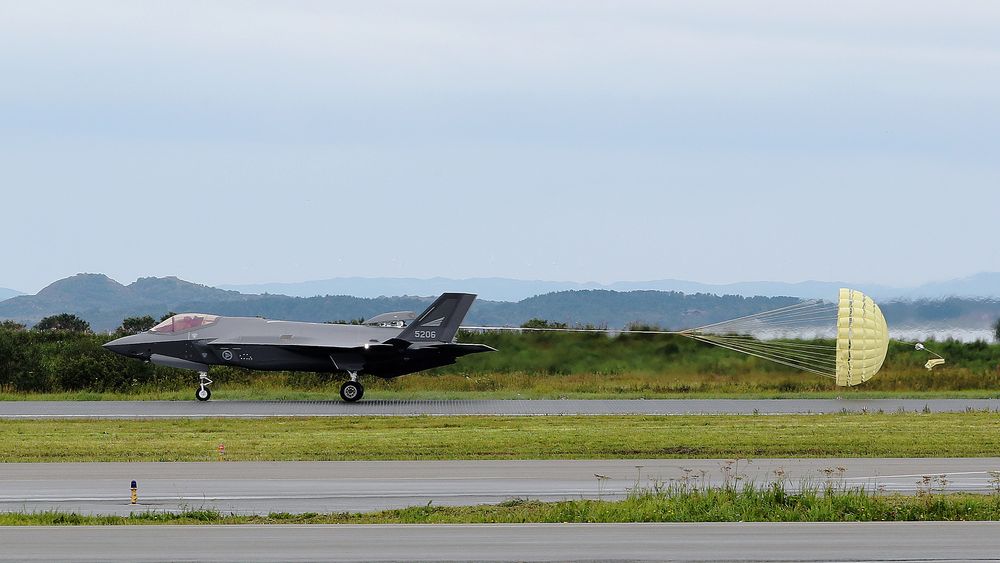 F-35 lander med bremseskjerm på Ørland i august 2018.