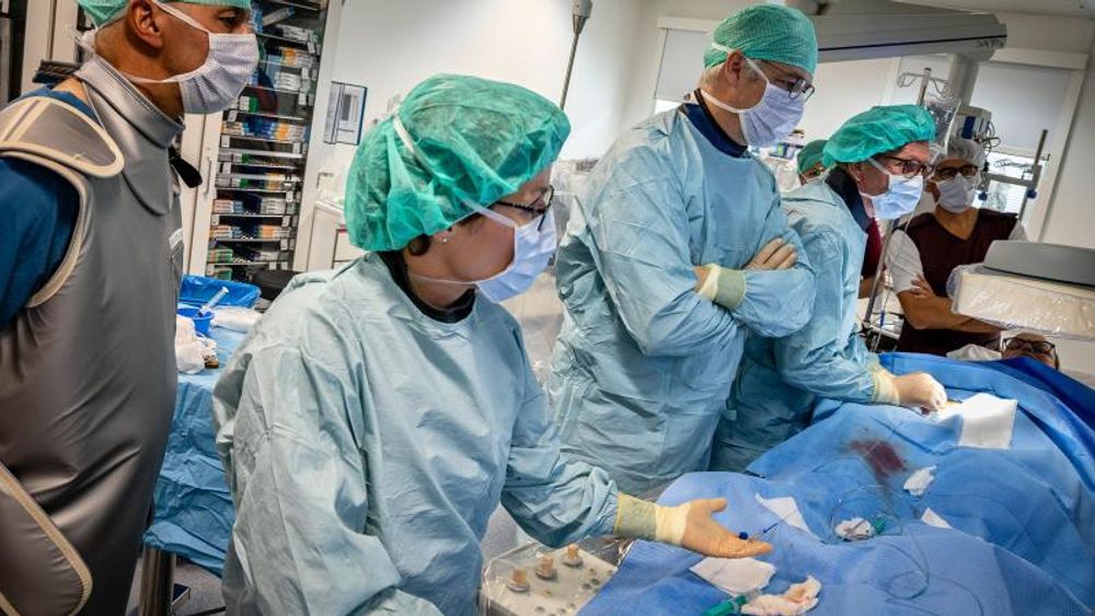 Her får den første pasienten implantert en CardioMEMS-trykkmåler på Aarhus Universitetshospital.