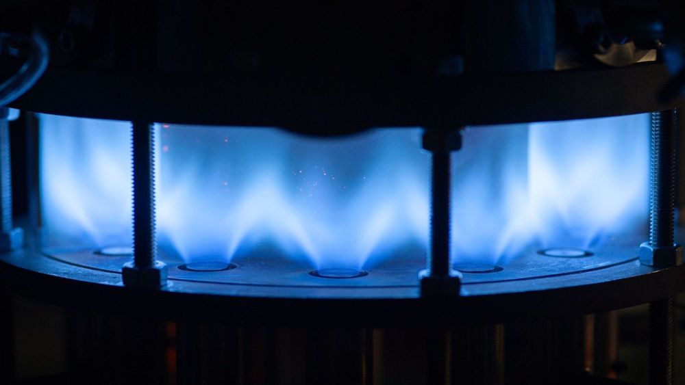 Gassdrevne motorer betyr at drivstoff forbrennes i et kammer. Tidligere har forskere studert en flamme av gangen. Nicholas Worth fra NTNU studerer 12 eller 18 flammer i en ring.
