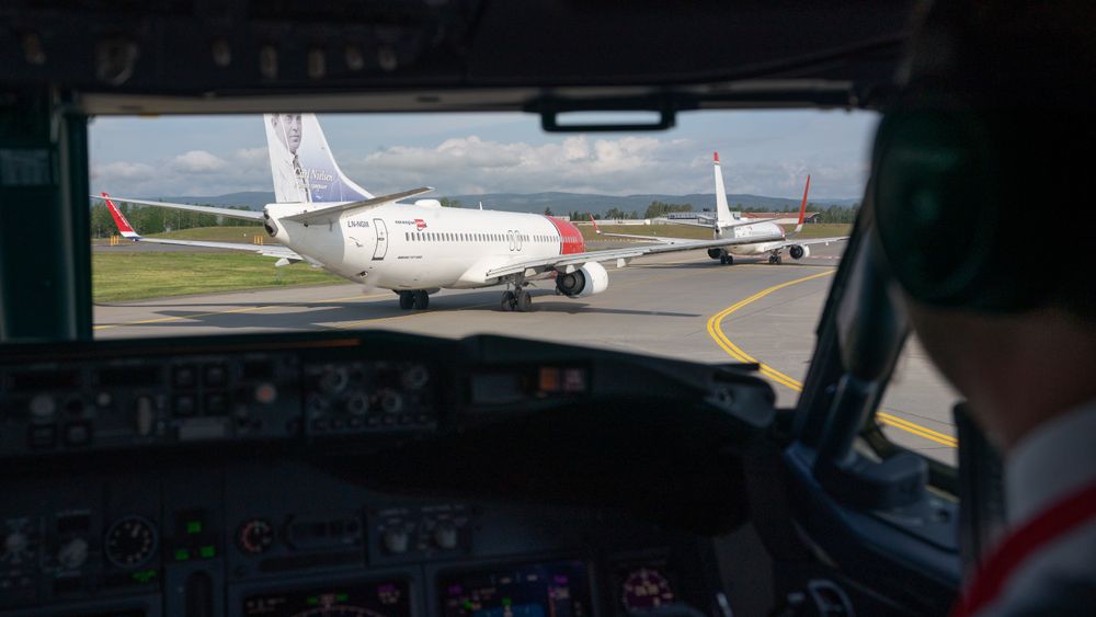 Illustrasjonsfoto fra cockpiten på et Norwegian B737-800 mens det fortsatt var kø for å ta av på Oslo lufthavn, i 2019.