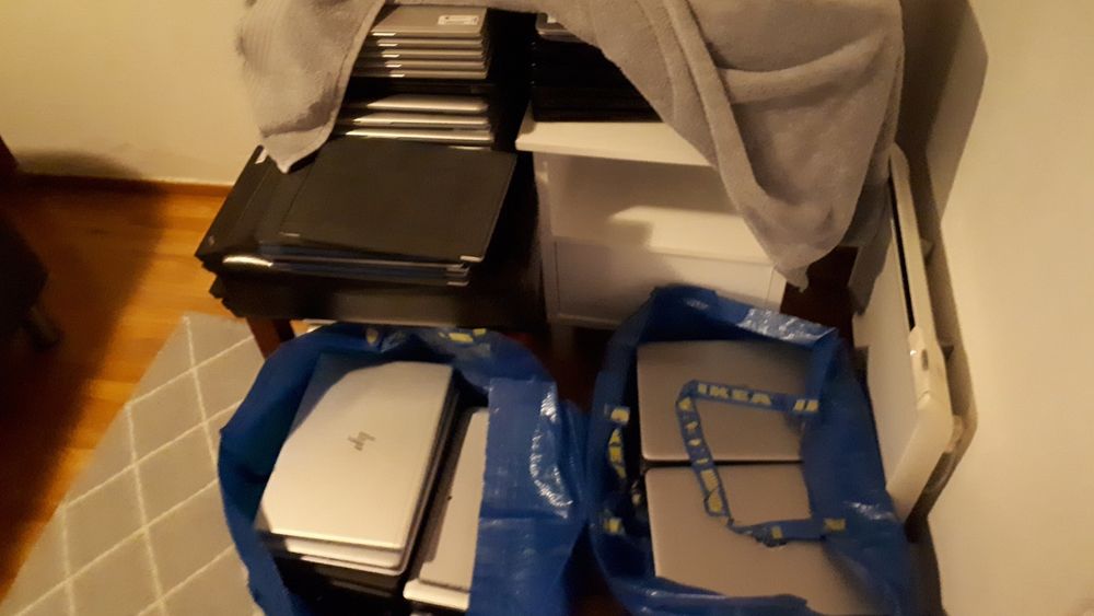 Politiet fant i underkant av 100 datamaskiner da de ransakte en leilighet som de to mennene disponerte.