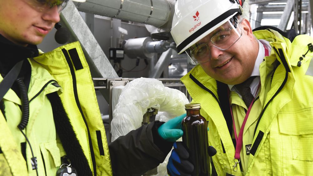 Olje- og energiminister Kjell-Børge Freiberg (Frp) tar imot den første oljen fra Johan Sverdrup-feltet. Oljen ankommer i rør til Mongstad-anlegget. 