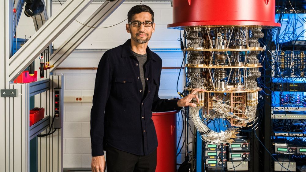 Google-sjef Sundar Pichai ved siden av kvantedatamaskinen selskapet har brukt i kvanteoverlegenheteksperimentet.