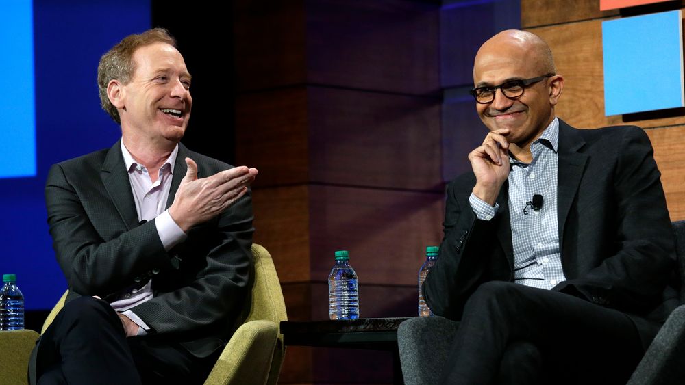 Norgesaktuell: Microsoft-president (til venstre) Brad Smith skal åpne datasentrene i Norge, som er deres første anlegg i Norden. Veteranen har en unik og viktig rolle i lederteamet til toppsjef Satya Nadella (til høyre i dette arkivbildet).