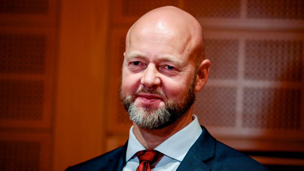 Etter nesten tolv år i jobben går Yngve Slyngstad (56) av som leder for oljefondet. Han blir sittende i stillingen til en ny sjef er på plass.
