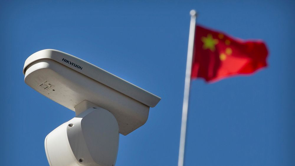 Et overvåkingskamera i et trafikkryss i Beijing. USA har svartelistet en rekke kinesiske teknologiselskaper som utvikler kameraer med ansiktsgjenkjenning. Begrunnelsen er anklager om at Kina bruker dem til å undertrykke landets muslimske minoriteter. 