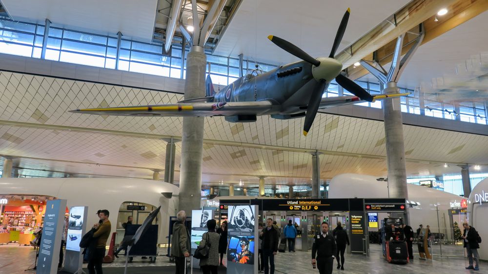En Spitfire-modell er hengt opp i taket inne på Oslo lufthavn i forbindelse med markeringa av Luftforsvarets 75-årsjubileum.