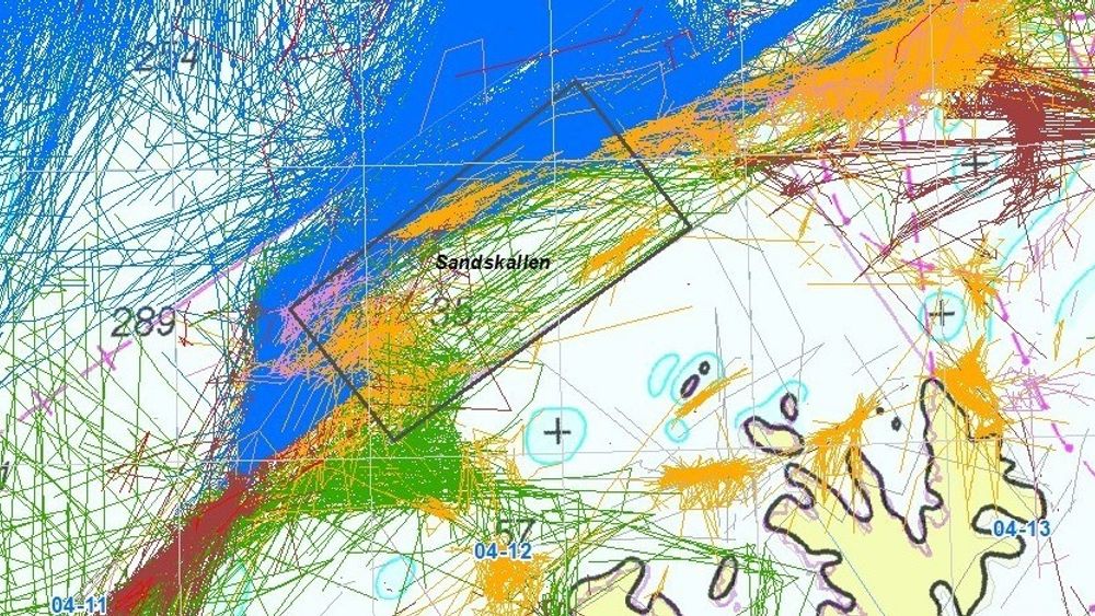 Bildet viser fiskeriakriviteten nord for Sørøya mellom 2014 og -18, og danner grunnlaget for Fiskeridirektoratets syn om at firkanten Sandskallen ikke er egnet for havvindpark. Strekene med ulik farge symboliserer ulike fiskeredskaper.