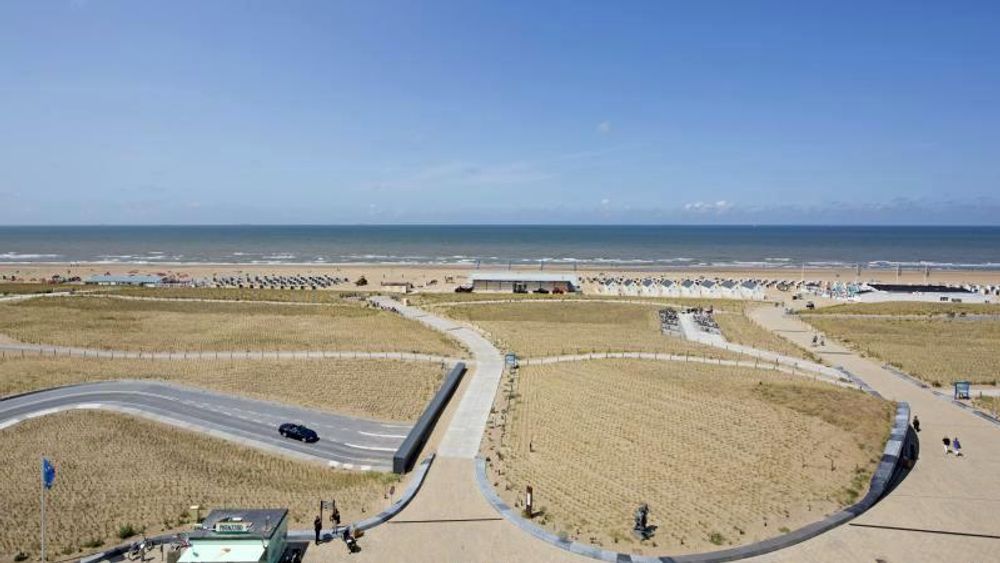 Byen Katwijk ved kysten av Nederland manglet beskyttelse mot nordsjøbølgene. Men et tradisjonelt dike ville skade byens tiltrekningskraft på de økonomisk viktige badegjestene. Løsningen ble å utvide stranden og anlegge skjulte diker i form av kunstige klitter, hvor én av dem kom til å romme en garasje til 650 biler.