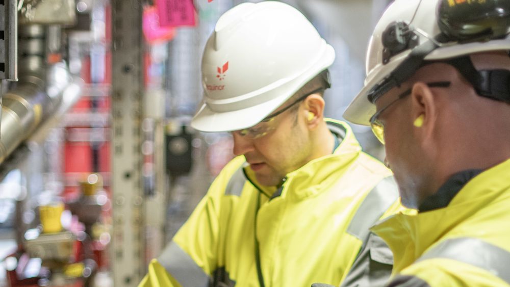 Her vil mange ingeniører være: På jobb for Equinor. På bildet er Paul Christie og Graeme Joiner fra driftsorganisasjonen for Mariner.