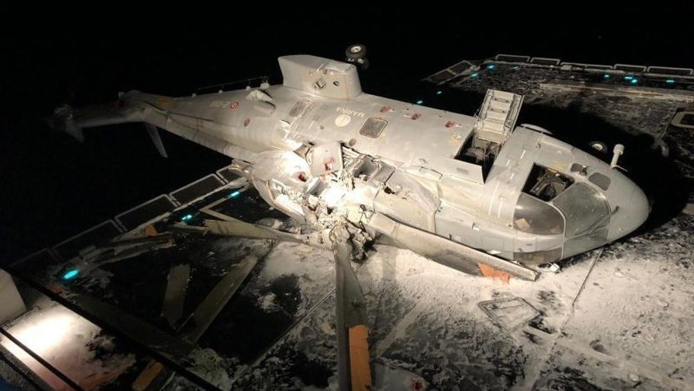 Det italienske SH101-helikopteret ble heldigvis liggende på dekk etter havariet, og de seks om bord slapp fra ulykken uten skader.