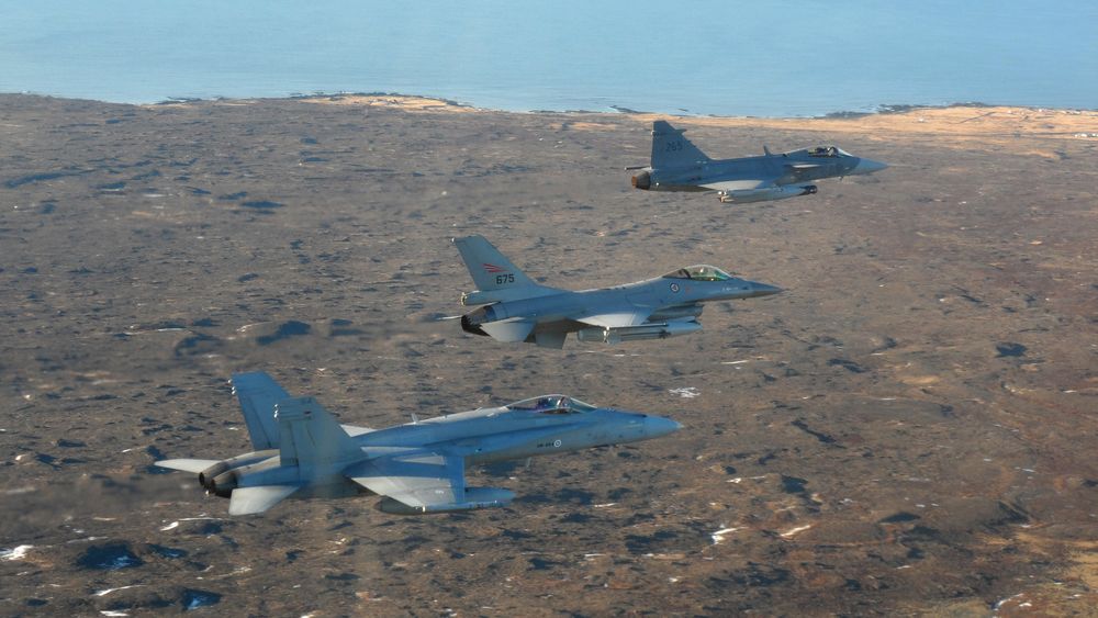 Finsk F-18 (nærmest), norsk F-16 og svensk Jas-39 Gripen over Island i 2014.