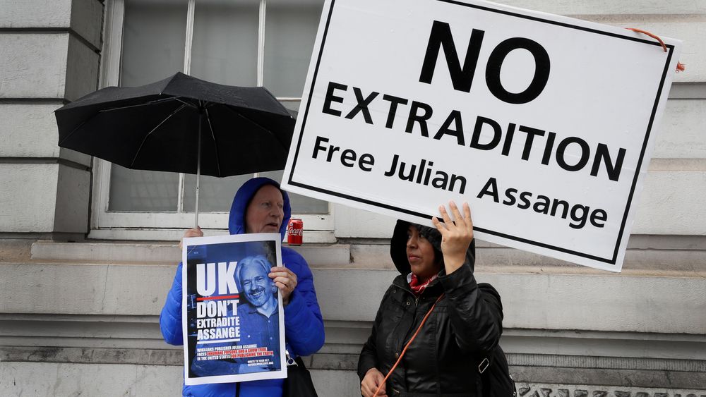 WikiLeaks-grunnlegger Julian Assange står i fare for å bli utlevert til USA, der han er tiltalt for spionasje. Saken skal behandles i februar.