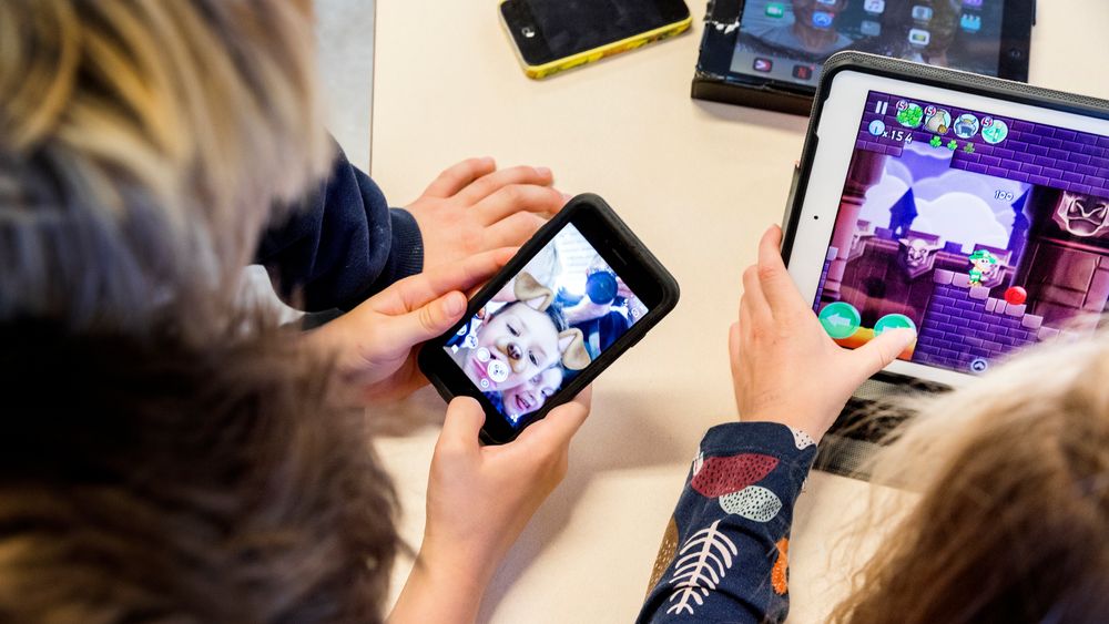 Nesten alle barn har smarttelefon når de er ti år, viser en ny undersøkelse. Dette mener digitaliseringsminister Nikolai Astrup (H) er for tidlig og ber foreldre nekte barna smarttelefon.