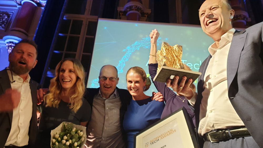 Representantene for Nordic Semiconductor jubler over å ha blitt tildelt hovedprisen under Norwegian Tech Awards 2019.