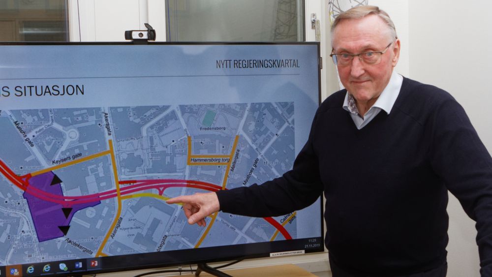 Sjefsingeniør Tore Kildal hos Statsbygg viser hvordan Hammersborgtunnelen går under deler av Y-blokka.