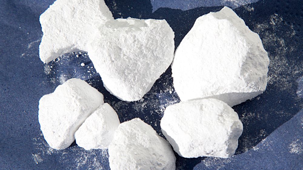 Investeringer i anlegg som muliggjorde leveranser av kalsiumkarbonat i tørr form åpnet for bruk av marmor fra Nordland i produksjonen i Halden. 