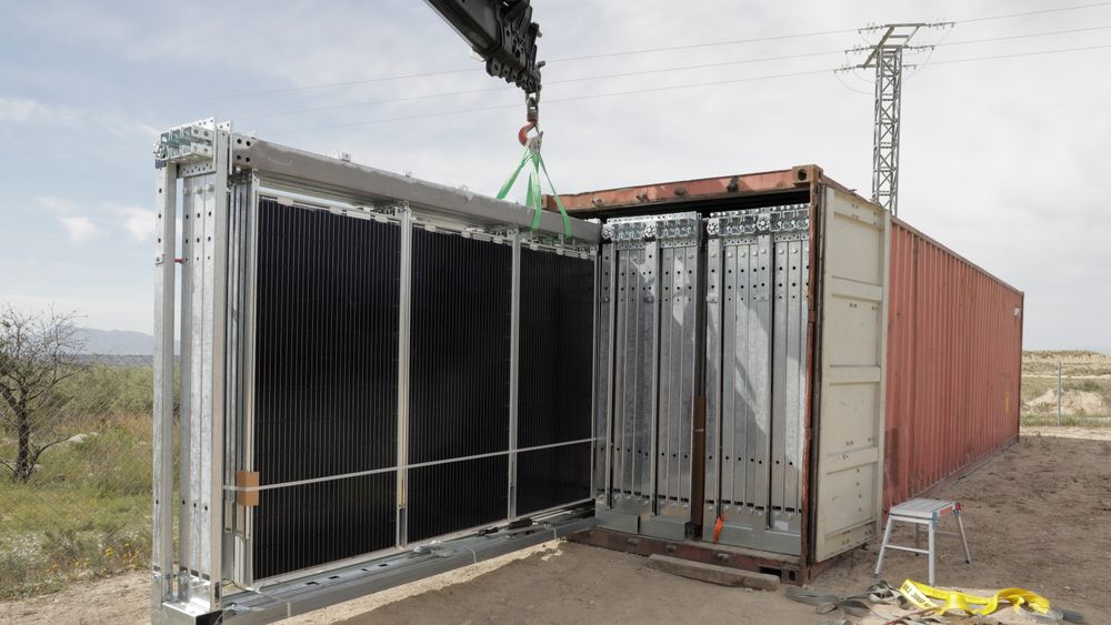 Scatec Solar lanserer en kontainer-løsning for leasing av solenergi og batterier til bruk på avsides steder og i flyktningleire. Konseptet heter Release. Bildet er fra testing i Spania. 