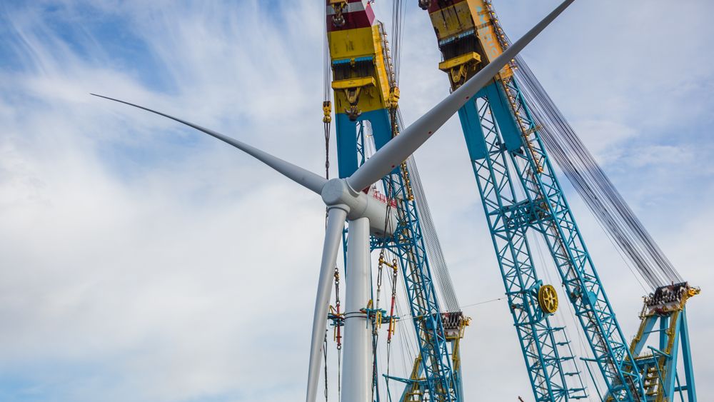 Equinor er verdensledende på flytende havvind. Her fra installasjon av turbiner på Karmøy.