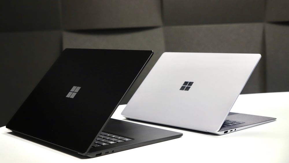 Microsoft Surface Laptop 3 finnes med både 15- og 13,5-tommers skjerm. 15-tommeren til venstre.