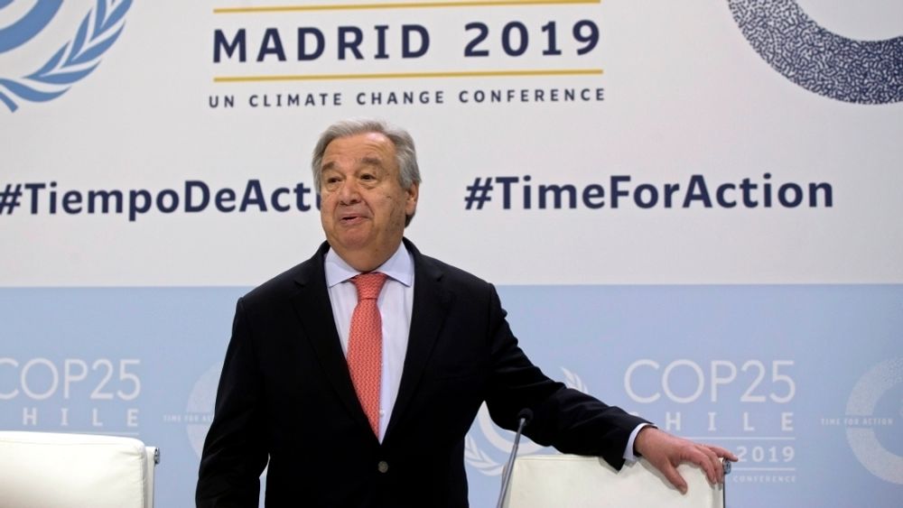 FNs generalsekretær António Guterres sier verden må velge mellom å takle klimaendringene eller overgi seg.