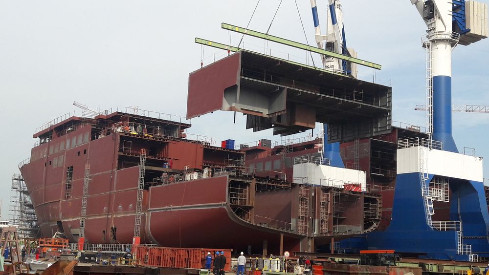 Store seksjoner løftes på plass på ett av Havila Kystrutens skip ved Tersan Shipyard.