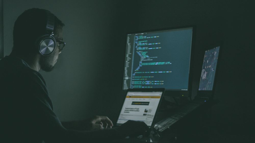 Utfordringene med sikkerhet i det digitale rom er grenseoverskridende. Myndighet og næringsliv må sammen sette digital fred på dagsordenen.