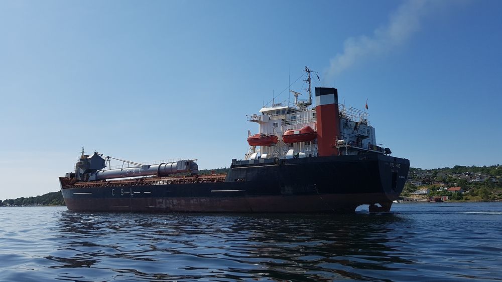 Bulkskip på vei ut Langesundfjorden. Dette er innenfor ECA_sonen og skip må ha under 0,1 prosent svovel i drivstoffet.