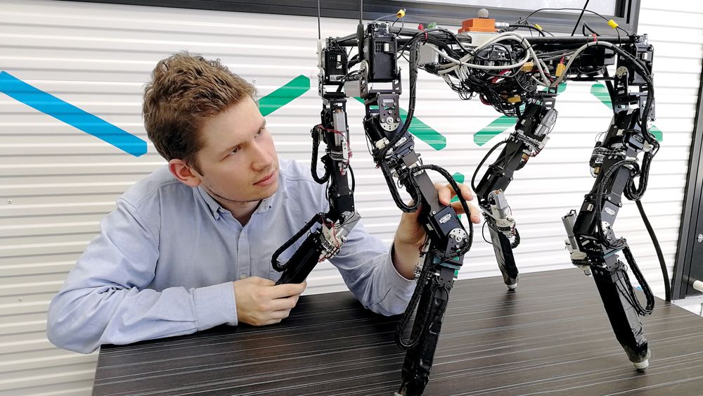 Variable bein: Tønnes Nygaard har konstruert denne selvlærende roboten som kan variere lengden på beina etter behov. 
