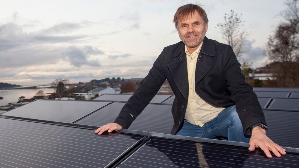 Solceller: Med Hafrsfjord i bakgrunnen, produserer Ståles Sundes 18 solcellepanel 5000 kWh per år. Det dekker nesten alt strømforbruk til hans elbil. – Jeg ønsker også solcellepanel som vender mot vest, siden vi planlegger å kjøpe en elbil til. Siden det kan kobles til eksisterende anlegg, blir det relativt rimelig, sier han. 