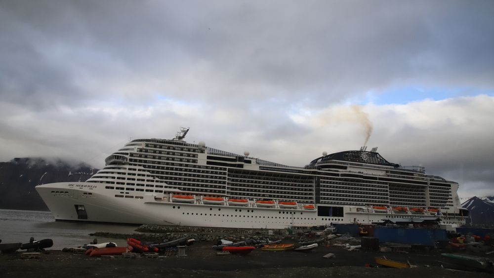 Det kan bli aktuelt med størrelsesbegrensninger på skip ved Svalbard, ifølge regjeringen. Bildet er av cruiseskipet MSC Meraviglia på besøk i Longyearbyen i fjor.