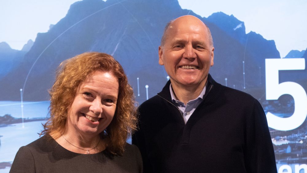 Teknologidirektør Ingeborg Øfsthus og konsernsjef Sigve Brekke i Telenor, fotografert rett før de, sammen med Telenor Norge-sjef Petter Børre Furberg kunngjorde at de hadde valgt Ericsson som leverandør av radiodelen av mobilnettet, noe som betyr utskiftning av utstyr fra Huawei på 8200 basestasjoner i Norge.